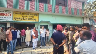 Photo of विधायक बाबूराम पासवान ने लिया खाद की किल्लत का जायजा, किसानों को उपलब्ध कराई खाद