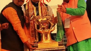 Photo of लोक गायक दीनबंधु सिंह सहित 25 लोगों को रक्षामंत्री राजनाथ सिंह ने सौंपा ममता रत्न सम्मान, मिल रहीं बधाइयाँ