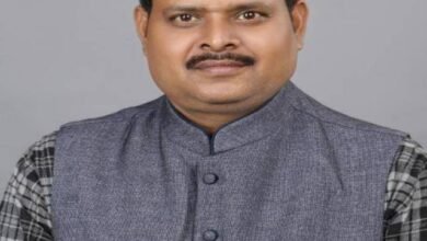 Photo of इस कविता को पढ़कर जानिये कि तोहफा नहीं वोट की चोट ने घटाए हैं डीजल पेट्रोल के दाम