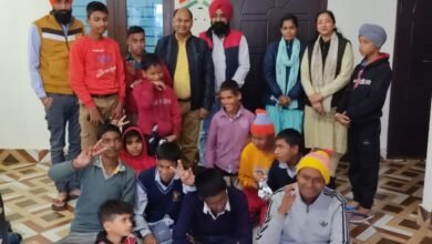 Photo of नारी शक्ति क्लब अध्यक्ष द्वारा बांटे गए मोजे और खाद्य सामग्री