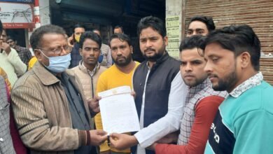 Photo of आबादी के बीच की बिजली लाइन हटाने को एसडीएम को सौंपा डीएम को संबोधित ज्ञापन, 15 दिन में कार्रवाई न होने पर दी आंदोलन की धमकी