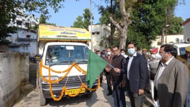 Photo of मतदाता जागरूकता : डीएम ने हरी झंडी दिखाकर 3 मोबाइल एलईडी वाहन को किया रवाना