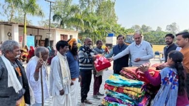 Photo of विद्या निकेतन स्कूल माधोटांडा में असहाय व निर्धनों को कम्बल के रूप में बांटी गईं खुशियां