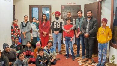 Photo of सेंटाक्लाज बनीं सुगंध, मंदित बच्चों में बांटे उपहार