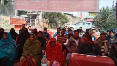 Photo of कृभकों ने स्वरोजगार से जोड़ने के लिए 4 निर्धन महिलाओं को सौपीं सिलाई मशीनें