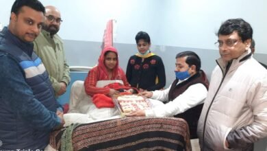 Photo of समाजसेवी संदीप खंडेलवाल ने नए साल में जन्में बच्चों को धर्मपत्नी सीमा संग बांटे उपहार