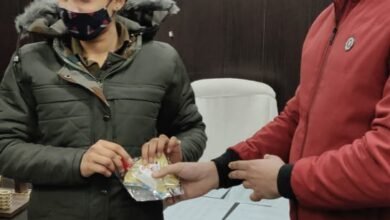 Photo of ग्रेजुएट डॉक्टर्स ने पुलिस स्टाफ को वितरित किये सेनिटाइज व मास्क