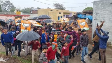 Photo of मेरी छतरी के नीचे आ जा… क्यों भींगे नेता खड़ा खड़ा…   