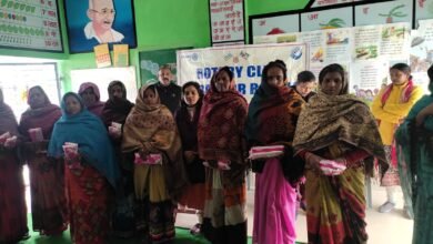 Photo of रोटरी क्लब रॉयल्स ने महिलाओं को बांटे सेनेटरी पैड