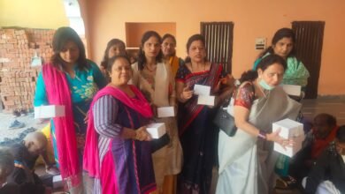 Photo of अंतरराष्ट्रीय महिला दिवस पर पीलीभीत में बांटे भोजन के पैकेट, भेंट किये गुलाब के फूल