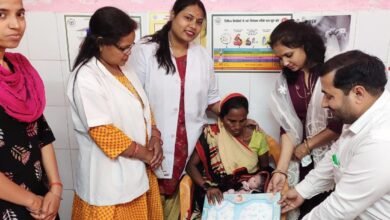 Photo of समाजसेवी संदीप खंडेलवाल ने नव सम्वत्सर के पहले दिन जन्में नौनिहालों को भेंट की कपड़ों की किट
