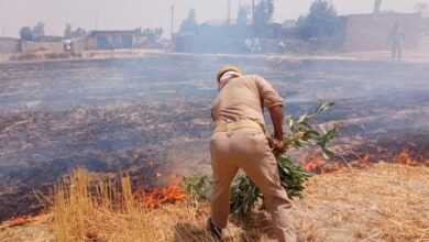 Photo of देवदूत बनकर पहुंची गढ़वाखेड़ा चौकी पुलिस, जान की बाजी लगाकर बुझाई आग   