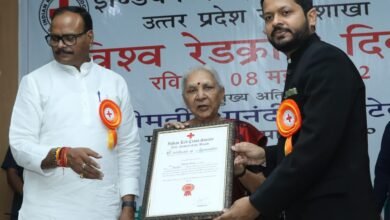 Photo of डीएम पुलकित खरे और कलीम अतहर को राज्यपाल ने दिया रेडक्रॉस अवार्ड