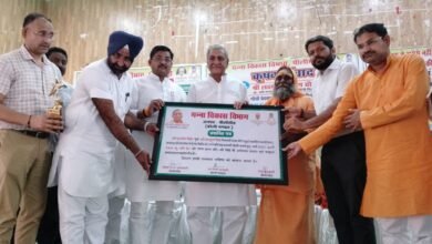 Photo of गन्ना मंत्री लक्ष्मी नारायण चौधरी ने किसानों से किया सीधा संवाद, सुनी समस्याएं, किसान व समूहों को किया सम्मानित