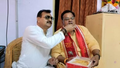 Photo of गन्ना एवं चीनी मिल राज्यमंत्री संजय गंगवार ने पीसीयू चेयरमेन सुरेश गंगवार को खिलाई मिठाई, दोशाला भेंट किया