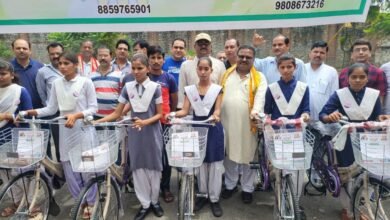 Photo of रोटरी क्लब पूरनपुर  ग्रीन व रॉयल्स ने छात्राओं को बांटीं साइकिलें, खिले चेहरे