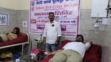 Photo of पूरनपुर में रोटरी क्लब रॉयल्स और रेडक्रॉस सोसाइटी सदस्यों ने शिविर लगाकर किया रक्तदान