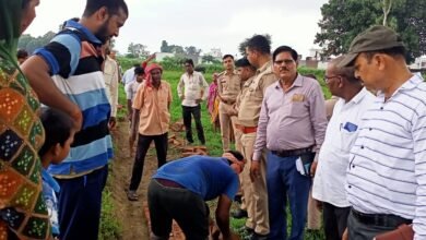 Photo of पुलिस प्रशासन ने रुकवाया अनाधिकृत पट्टों की जमीन पर कराया जा रहा पक्का निर्माण