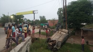 Photo of कार पलटने से बच्चों सहित कई लोग हुए घायल, मची अफरा-तफरी