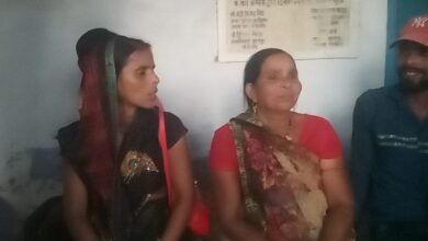 Photo of बाइकर्स ने महिला से कुंडल लूटे, घुँघचाई पुलिस ने पीड़िता को 5 हजार दिलवाकर मामला निपटाया