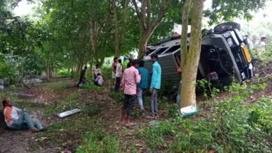Photo of एनएच पर मुड़ेला के पास पलटी मिनी बस, एक मजदूर मरा, 13 हुए घायल
