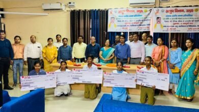 Photo of आयुर्वेद पर हुई जिला स्तरीय भाषण प्रतियोगिता, राज्य मंत्री संजय सिंह गंगवार ने किया उद्घाटन, विजेताओं को किया पुरस्कृत