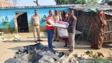 Photo of कौशलेंद्र ने तिरपाल वितरित करके की पीड़ितों की मदद