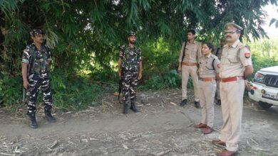 Photo of पुलिस और एसएसबी ने नेपाल सीमा पर की पैदल गश्त, तस्करी रोकने व शांति व्यवस्था कायम रखने को कवायद
