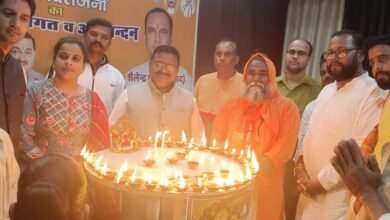 Photo of पूरनपुर में सभासद शैलेन्द्र गुप्ता के प्रतिष्ठान पर विधायकों संग मनाई गई दीपावली