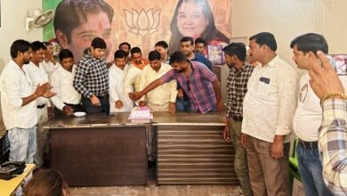 Photo of केक काटकर मनाया गया सांसद वरुण गांधी का 44 वां जन्मदिन