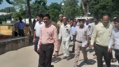 Photo of प्रशासनिक तैयारियां पूरी : मतदान केंद्रों तक पहुंचीं पोलिंग पार्टियां, अफसरों ने लिया जायजा