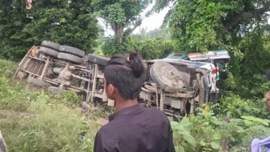 Photo of पीलीभीत पूरनपुर हाइवे पर हुआ बड़ा हादसा, ट्रक ने कई लोगों को कुचला, कई ट्रक के नीचे दबे, हाइवे पर लगा जाम