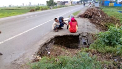Photo of पूरनपुर मैगलगंज हाइवे पर बन गए गड्ढे, टोल वसूल रहे परन्तु नहीं कराई जा रही मरम्मत