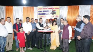 Photo of रोटरी क्लब रॉयल्स की नई टीम ने ली शपथ, चंद्रयान की सफलता पर काटा केक