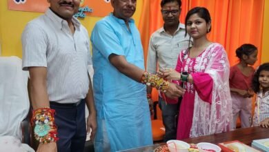 Photo of अनूठा आयोजन : नगर पालिका चेयरमेन शैलेन्द्र गुप्ता को मिलीं 250 बहनें, कार्यालय में राखी बंधवाकर दिए उपहार