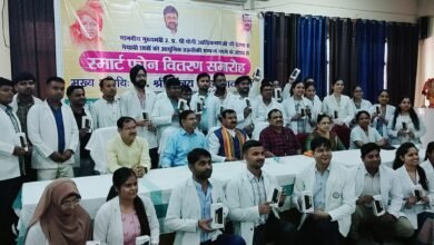 Photo of राजकीय आयुर्वेदिक कॉलेज के 62 छात्र छात्राओं को गन्ना राज्यमंत्री ने बांटे स्मार्टफोन